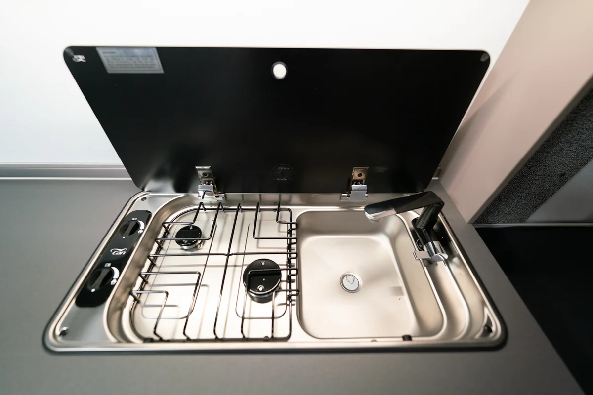 Gasherd und Spüle aus Edelstahl mit Rauchglas-Deckel