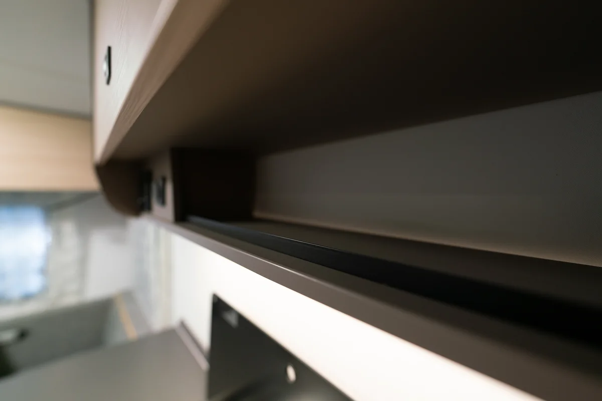 Regal mit Soft-Close und Stoppleiste