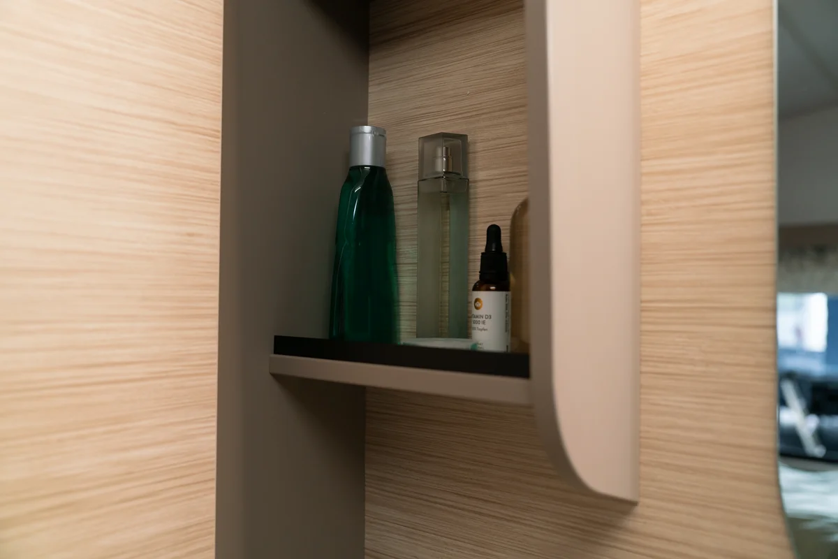 Regal für Kosmetika und Duschgel im Waschbereich