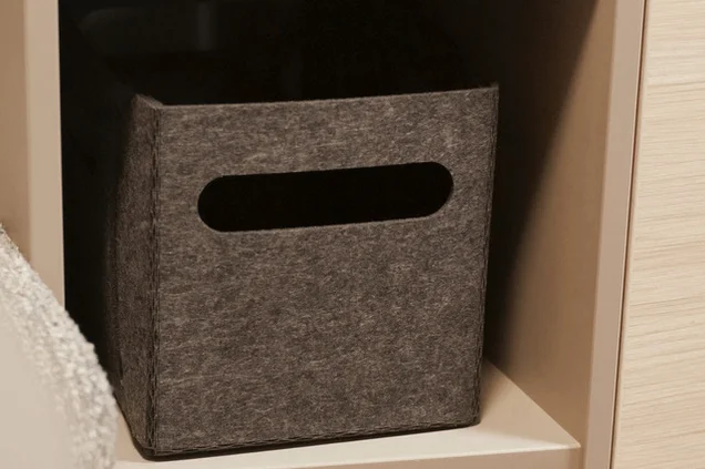 Graues rechteckiges Filzkörbchen