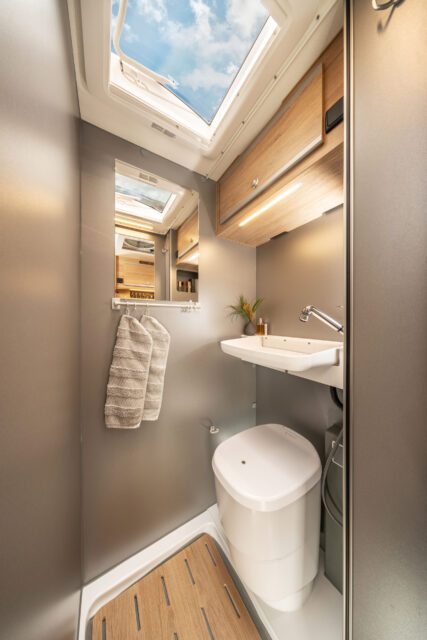 Kompaktes Bad der Tischer 260SP Flatbed mit Kassettentoilette und Handtuchhalter.