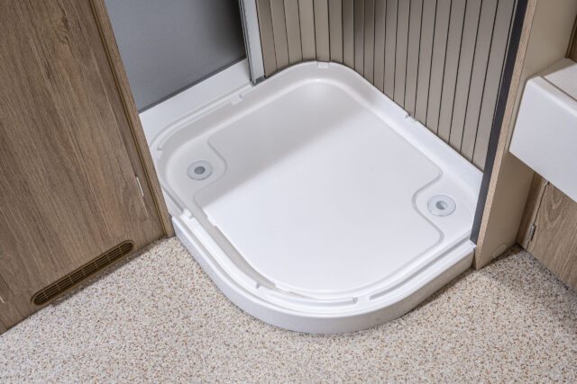 Duschwanne mit Ablauf – Tischer Kabine mit eigenem Duschbereich.