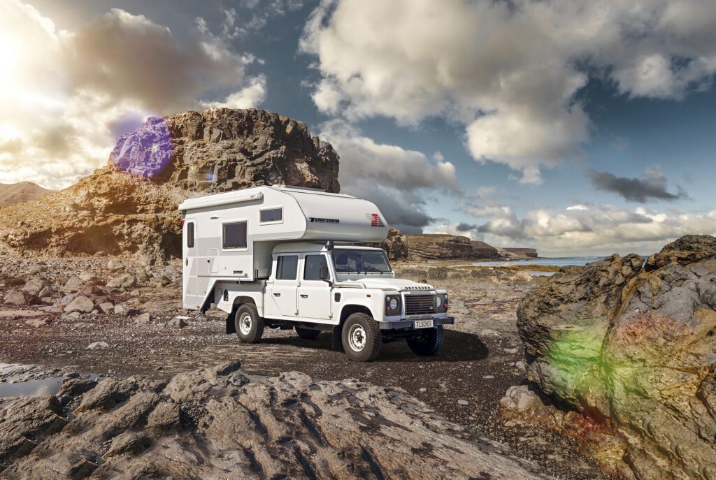 Tischer 260R auf einem Land Rover Defender – robust und einsatzbereit für Offroad-Abenteuer.