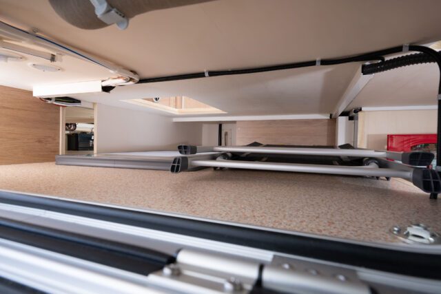 Zugang zum hinteren Stauraum der Tischer Box 340S über die Außenklappe.