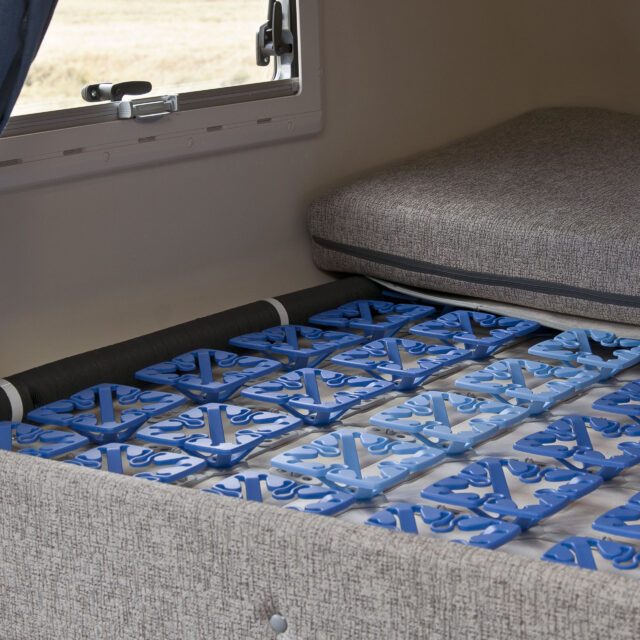 „Froli Star“ Lattenrostsystem unter dem Bett in einer Tischer Kabine – sorgt für Schlafkomfort.