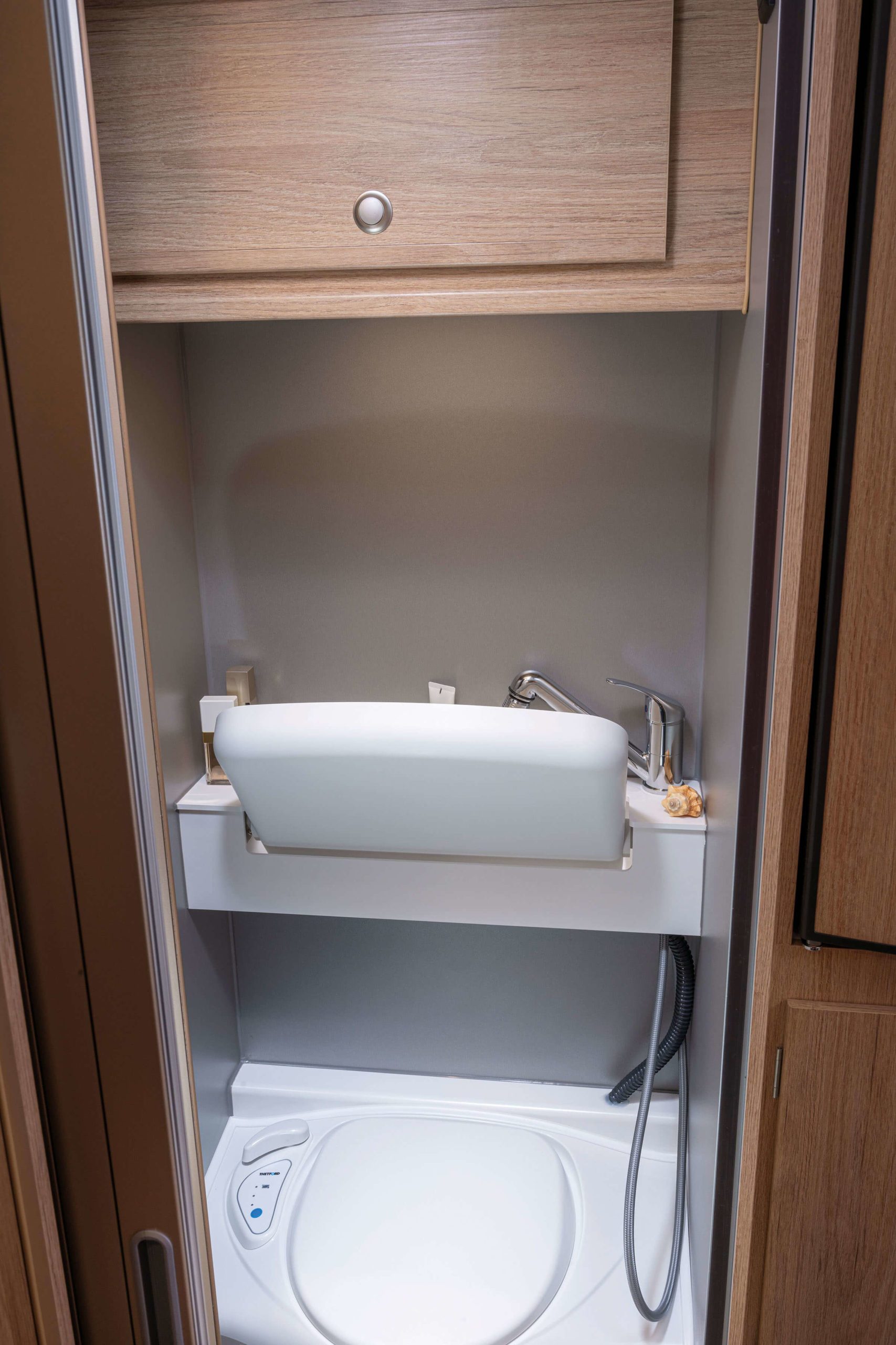 Tischer_230S_Bad-Waschbereich in der Nasszelle einer Tischer Wohnkabine – Waschbecken hochgeklappt.