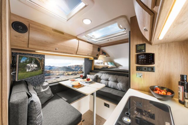 Innenansicht der Tischer 260SD mit Seiteneinstieg, Sitzgruppe und Alkovenbett.