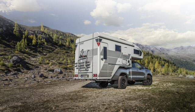 Tischer 260SD auf Pickup im Gelände – Absetzkabine mit stabilem Aufbau