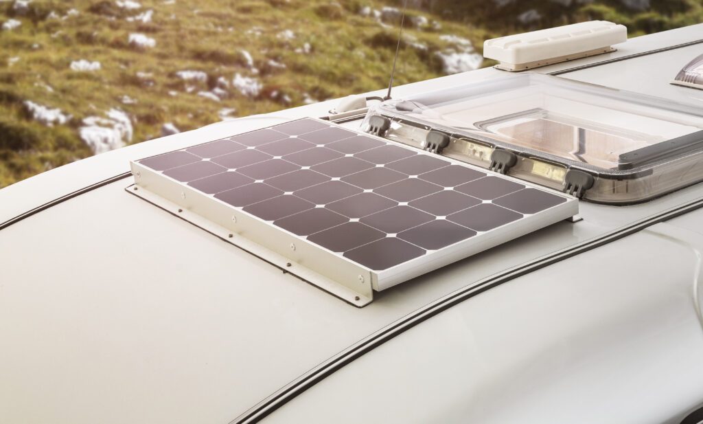 Nahaufnahme eines Solarpanels auf dem Dach einer Tischer Wohnkabine – integriert zwischen Dachluke und Außenwand.